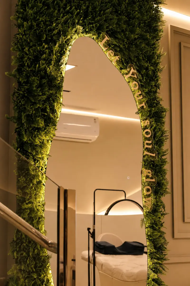 Arco de plantas na entrada da sala de atendimento do Deluca Studio Beauty