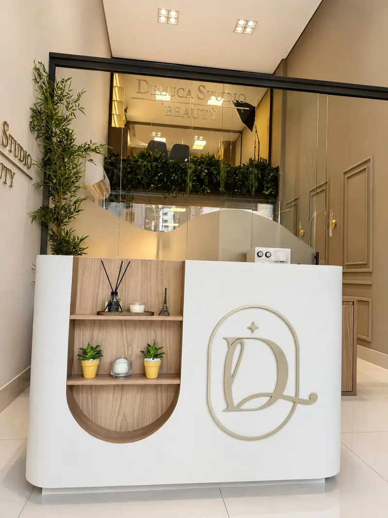 Recepção do Deluca Studio Beauty com o monograma da marca