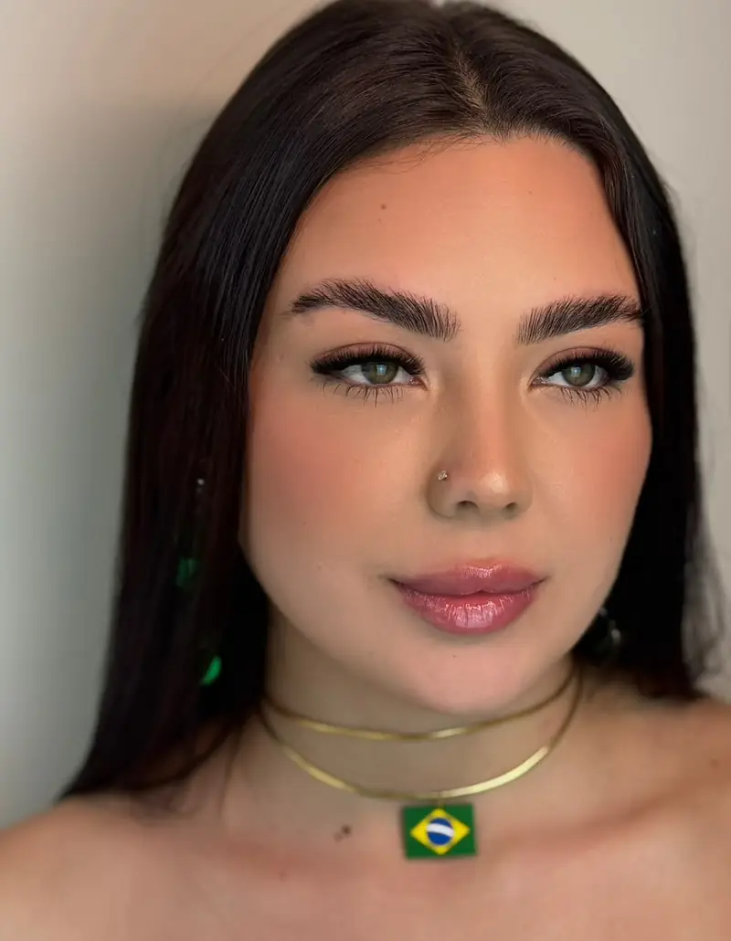 Olhar com cílios e sobrancelhas marcadas em modelo de cabelo escuro — trabalho do Deluca Studio Beauty, Balneário Camboriú