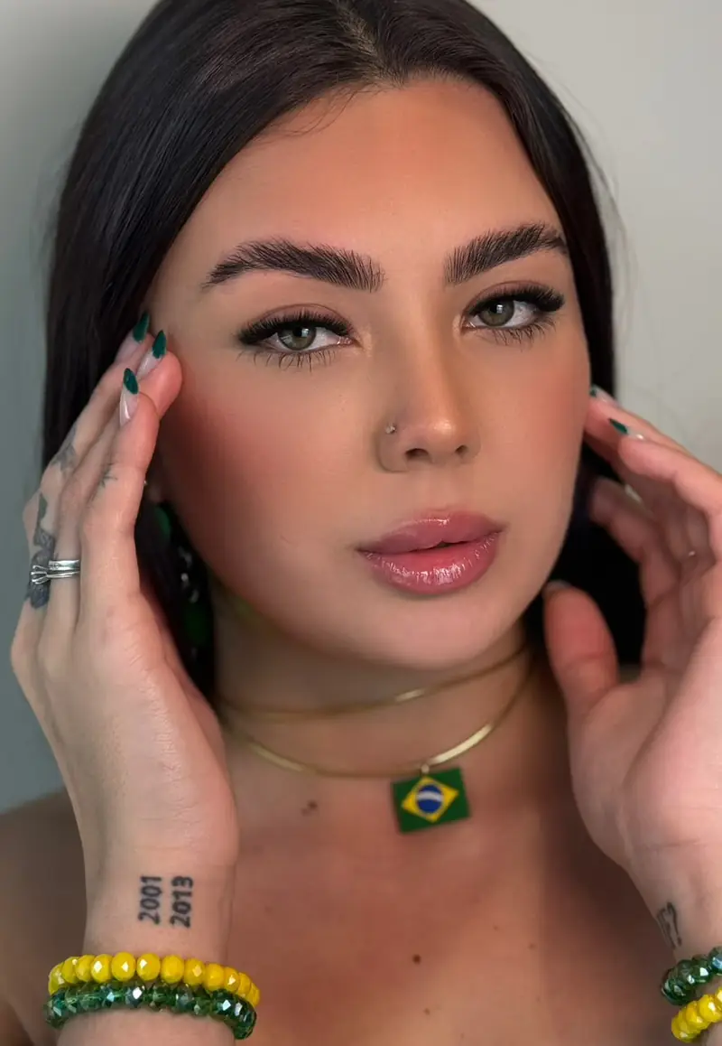 Close de cílios e sobrancelhas com as mãos no rosto — trabalho do Deluca Studio Beauty, Balneário Camboriú
